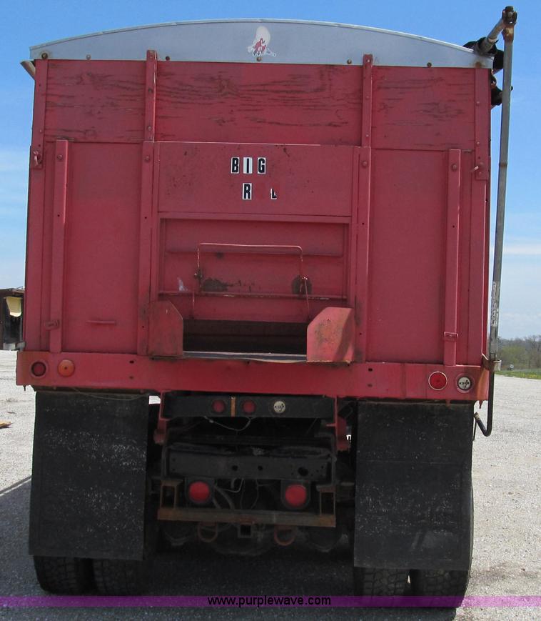 image for item E3924 1981 International F2575 grain truck