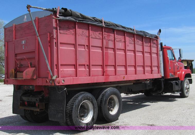 image for item E3924 1981 International F2575 grain truck