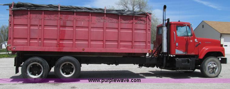 image for item E3924 1981 International F2575 grain truck