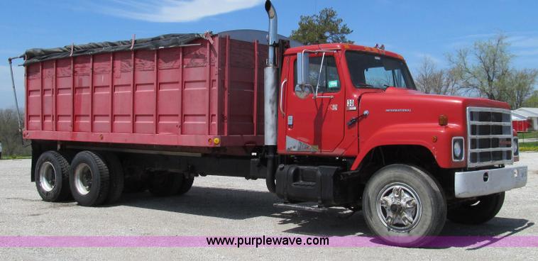 image for item E3924 1981 International F2575 grain truck