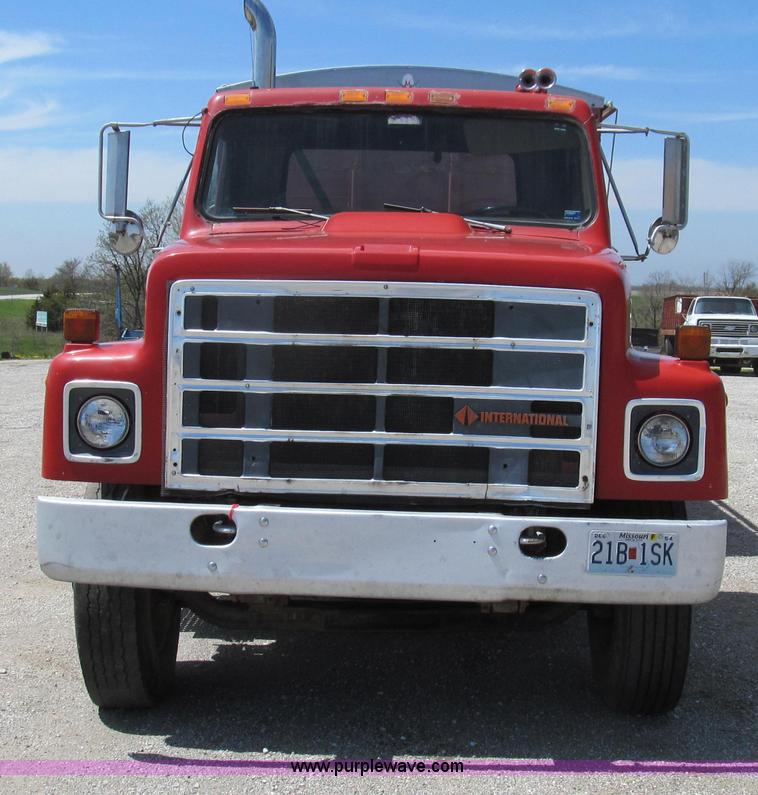 image for item E3924 1981 International F2575 grain truck