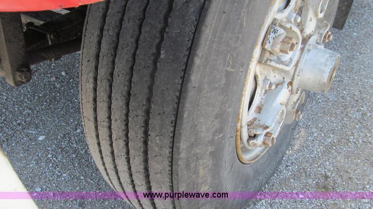 image for item E3924 1981 International F2575 grain truck