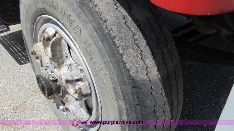 image for item E3924 1981 International F2575 grain truck