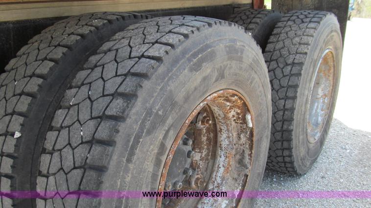 image for item E3924 1981 International F2575 grain truck