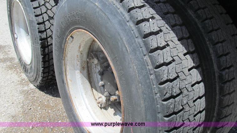 image for item E3924 1981 International F2575 grain truck