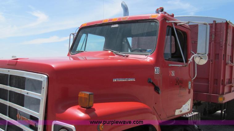 image for item E3924 1981 International F2575 grain truck