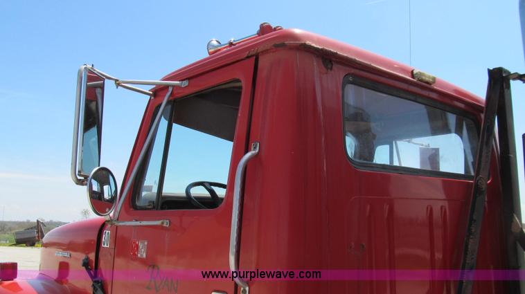 image for item E3924 1981 International F2575 grain truck