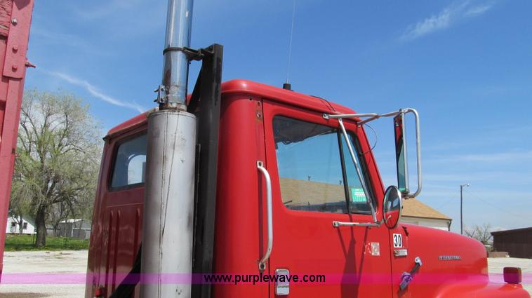 image for item E3924 1981 International F2575 grain truck