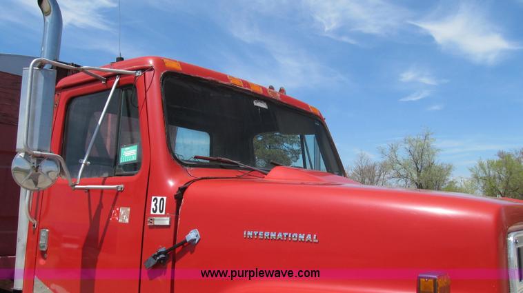 image for item E3924 1981 International F2575 grain truck