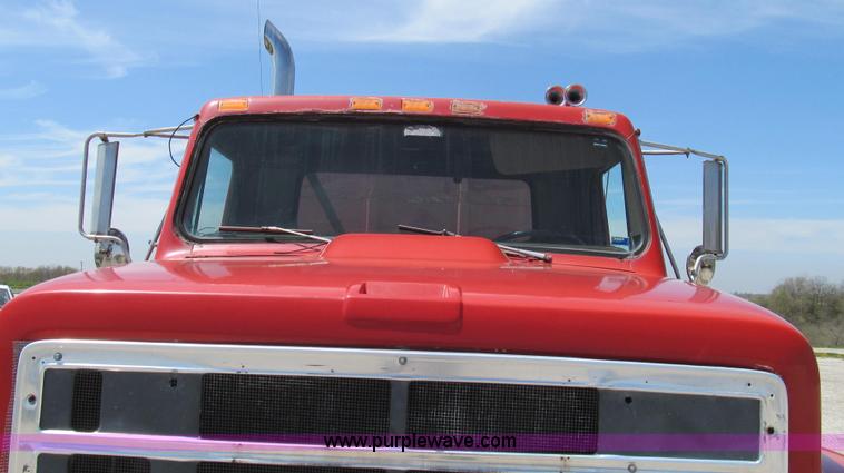 image for item E3924 1981 International F2575 grain truck