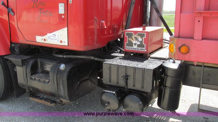 image for item E3924 1981 International F2575 grain truck