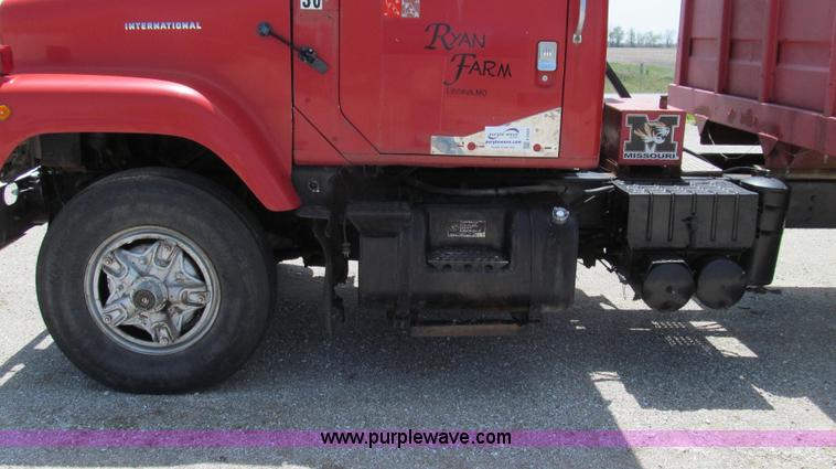 image for item E3924 1981 International F2575 grain truck