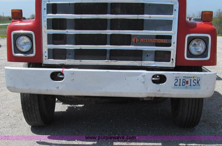 image for item E3924 1981 International F2575 grain truck