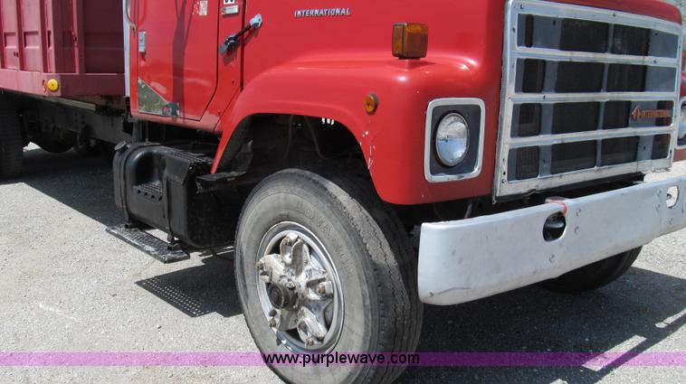 image for item E3924 1981 International F2575 grain truck
