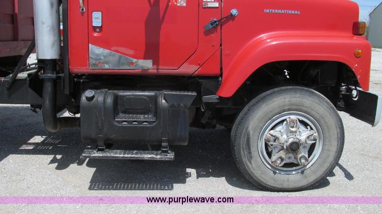 image for item E3924 1981 International F2575 grain truck