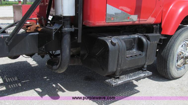 image for item E3924 1981 International F2575 grain truck