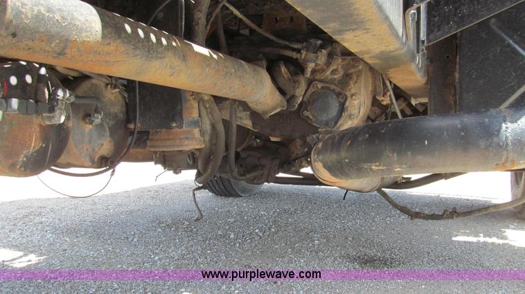 image for item E3924 1981 International F2575 grain truck