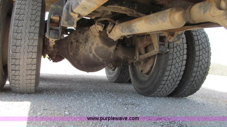 image for item E3924 1981 International F2575 grain truck