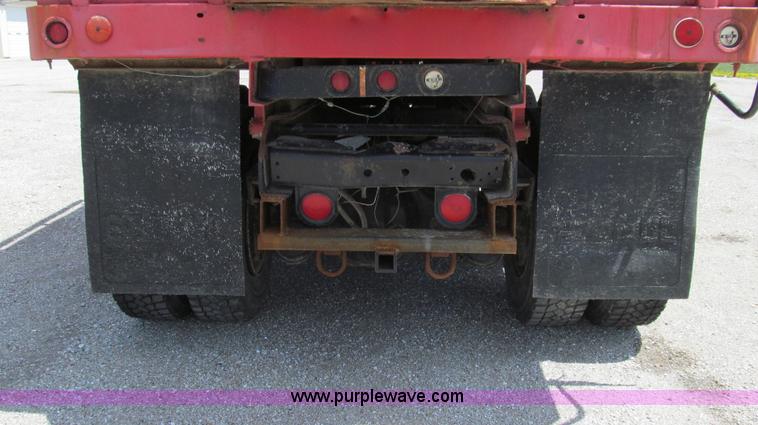 image for item E3924 1981 International F2575 grain truck