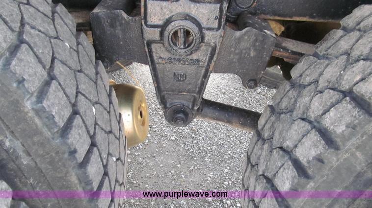 image for item E3924 1981 International F2575 grain truck