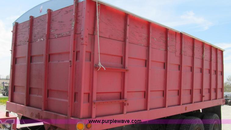 image for item E3924 1981 International F2575 grain truck