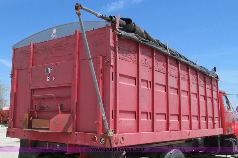 image for item E3924 1981 International F2575 grain truck