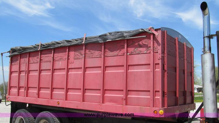 image for item E3924 1981 International F2575 grain truck