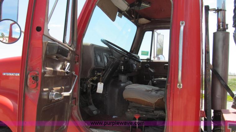 image for item E3924 1981 International F2575 grain truck