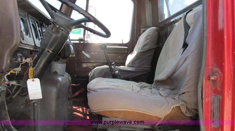 image for item E3924 1981 International F2575 grain truck