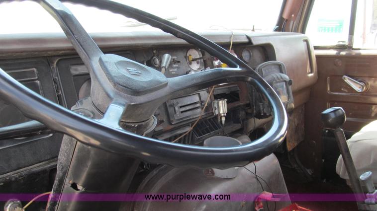 image for item E3924 1981 International F2575 grain truck