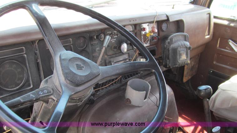 image for item E3924 1981 International F2575 grain truck