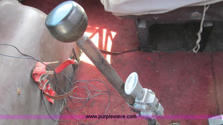 image for item E3924 1981 International F2575 grain truck