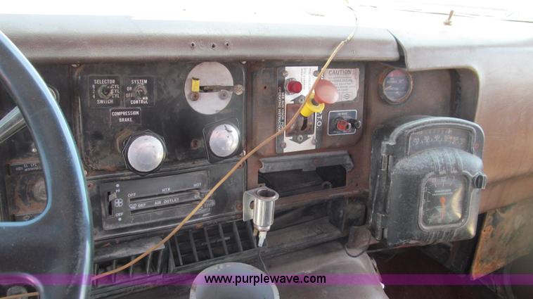 image for item E3924 1981 International F2575 grain truck