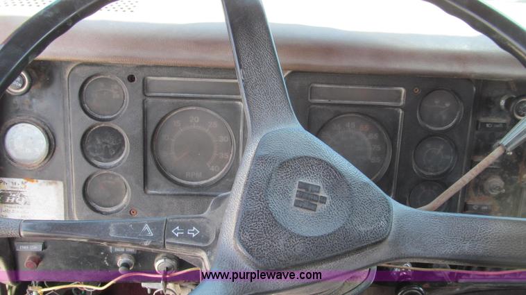 image for item E3924 1981 International F2575 grain truck