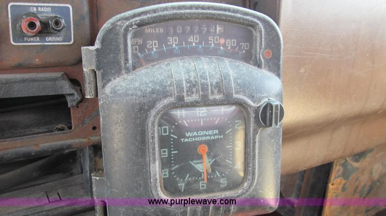 image for item E3924 1981 International F2575 grain truck