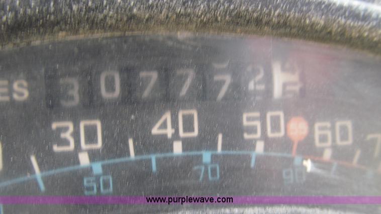 image for item E3924 1981 International F2575 grain truck