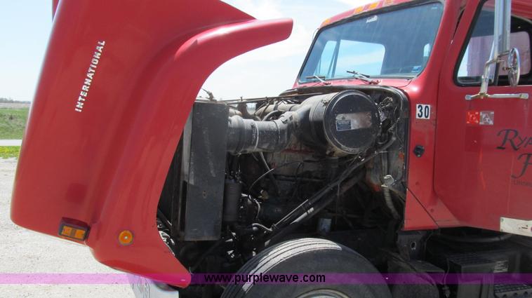 image for item E3924 1981 International F2575 grain truck