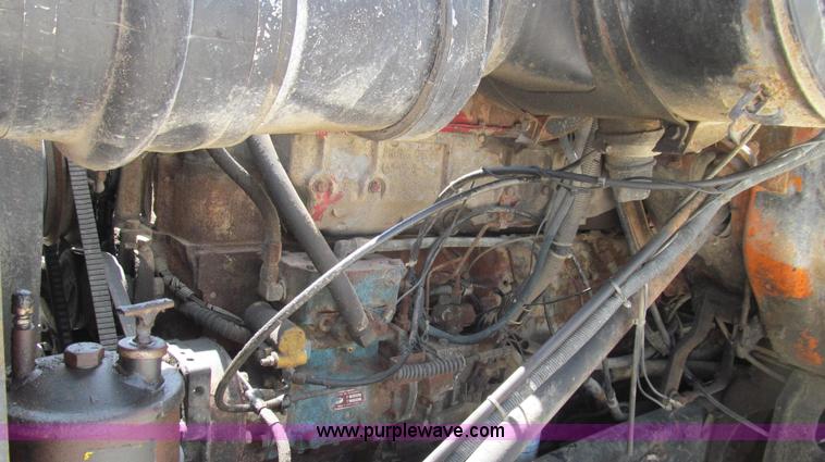 image for item E3924 1981 International F2575 grain truck