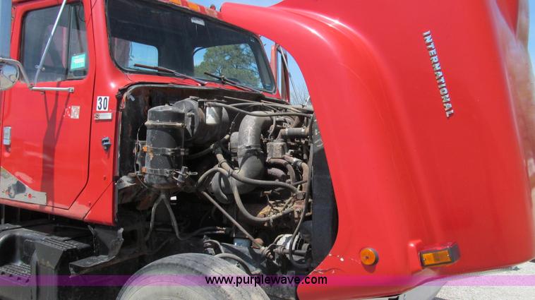 image for item E3924 1981 International F2575 grain truck