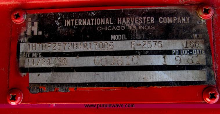 image for item E3924 1981 International F2575 grain truck