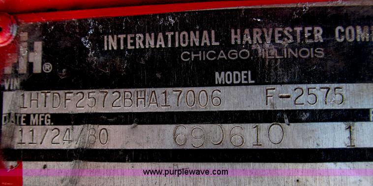 image for item E3924 1981 International F2575 grain truck