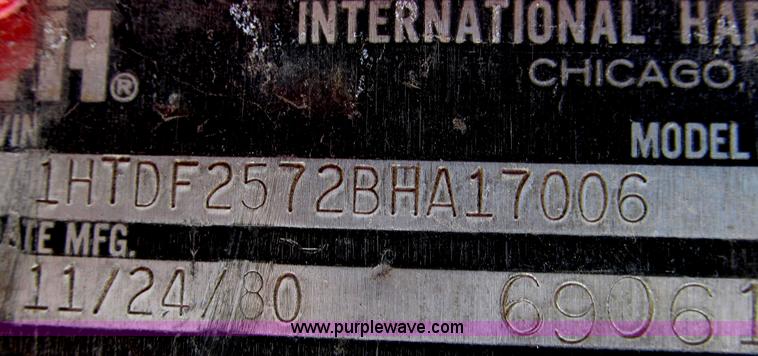 image for item E3924 1981 International F2575 grain truck