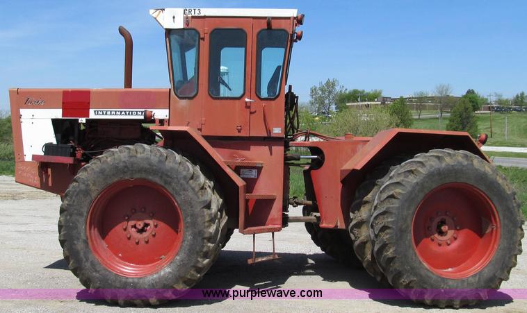 image for item E3942 1976 International 4366 4WD tractor