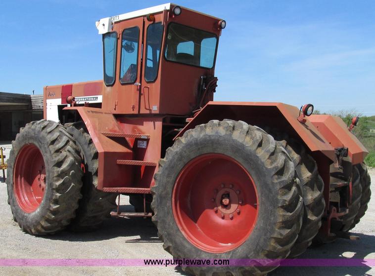image for item E3942 1976 International 4366 4WD tractor