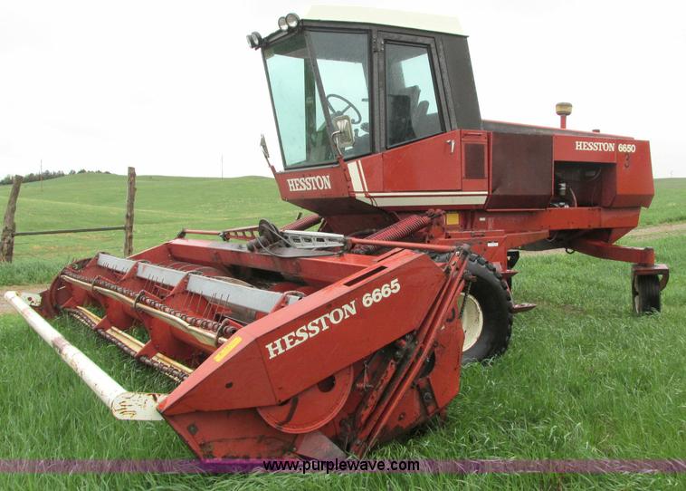 image for item E5028 1982 Hesston 6650 self-propelled swather