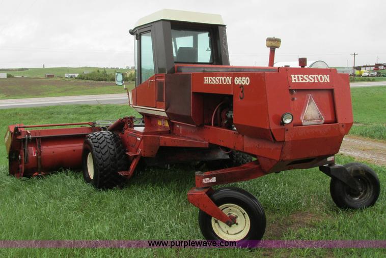 image for item E5028 1982 Hesston 6650 self-propelled swather
