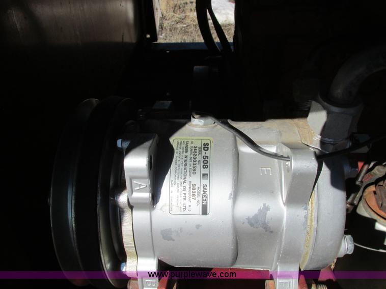 image for item E5028 1982 Hesston 6650 self-propelled swather