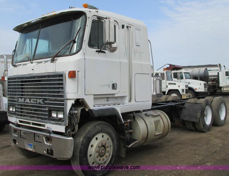 image for item E5031 1988 Mack MH613 semi truck