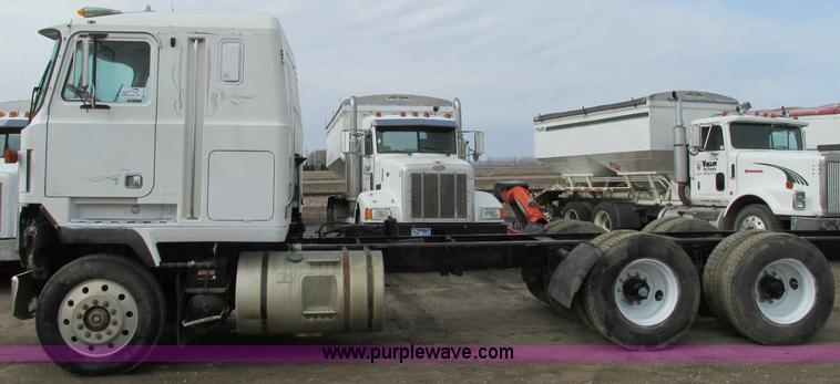 image for item E5031 1988 Mack MH613 semi truck