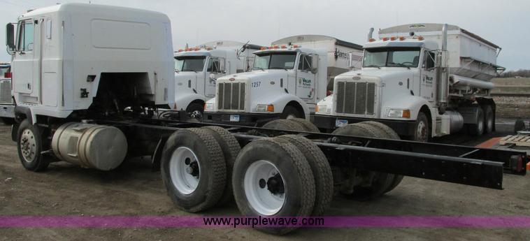 image for item E5031 1988 Mack MH613 semi truck
